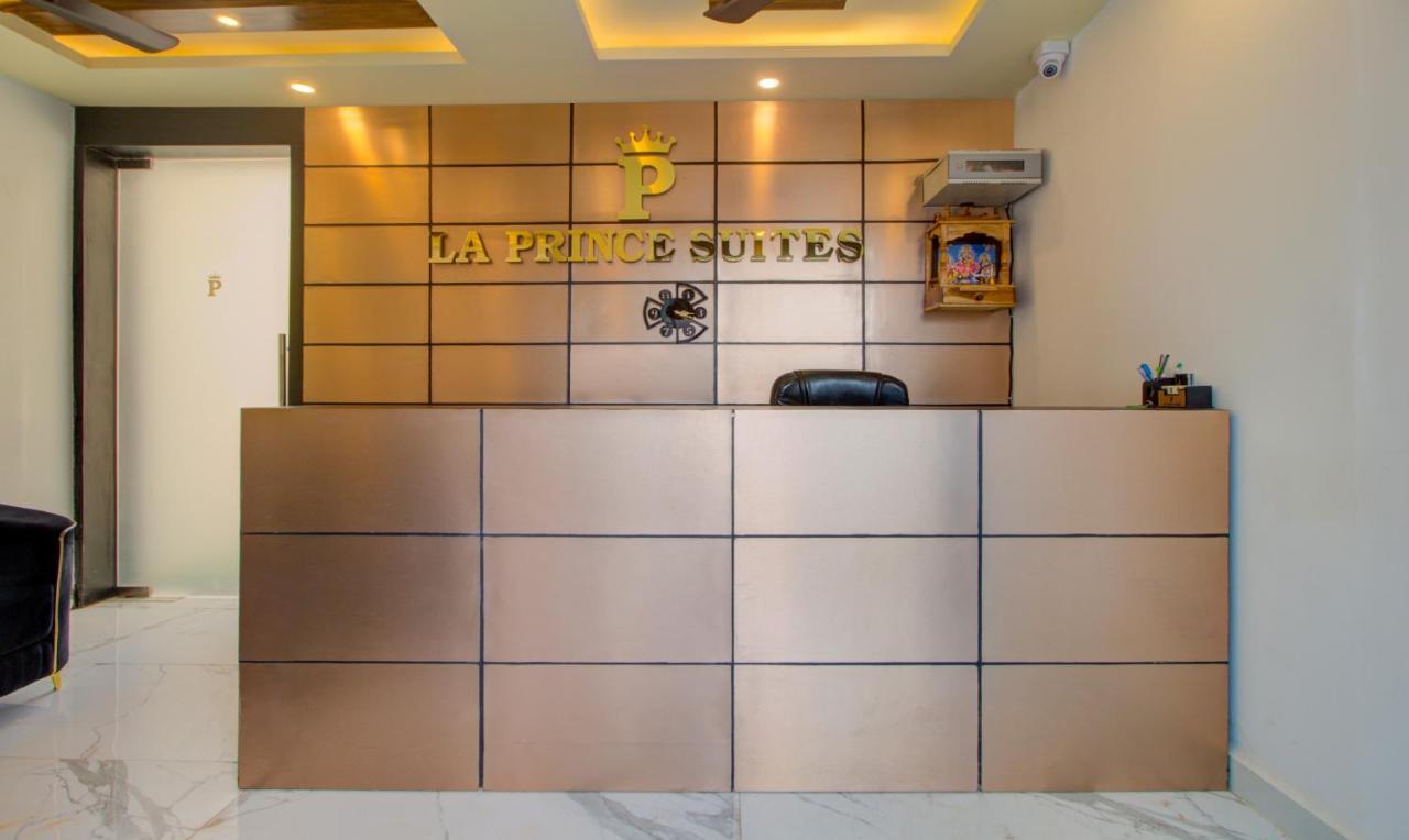 Treebo Code Red Hotel Morjim Luaran gambar