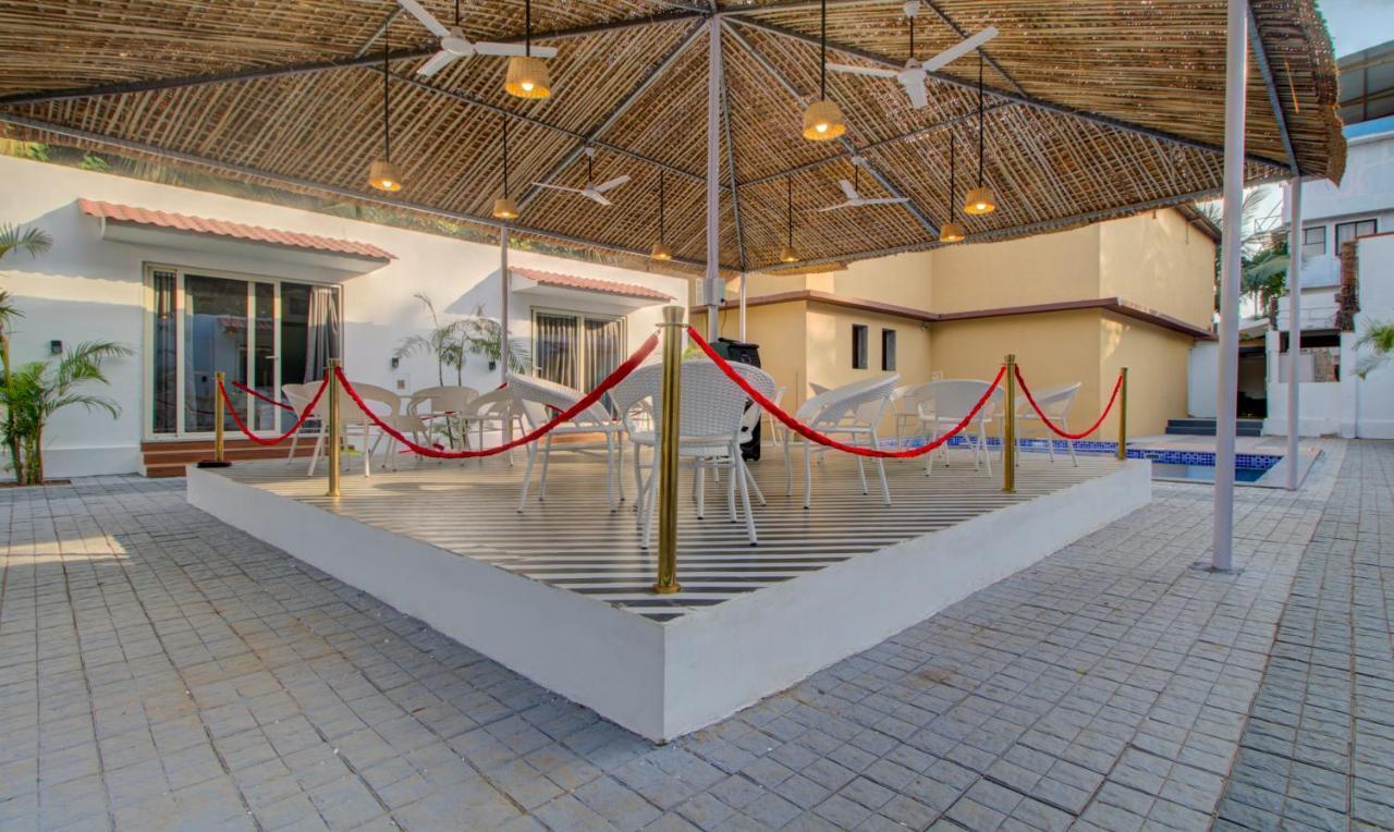 Treebo Code Red Hotel Morjim Luaran gambar