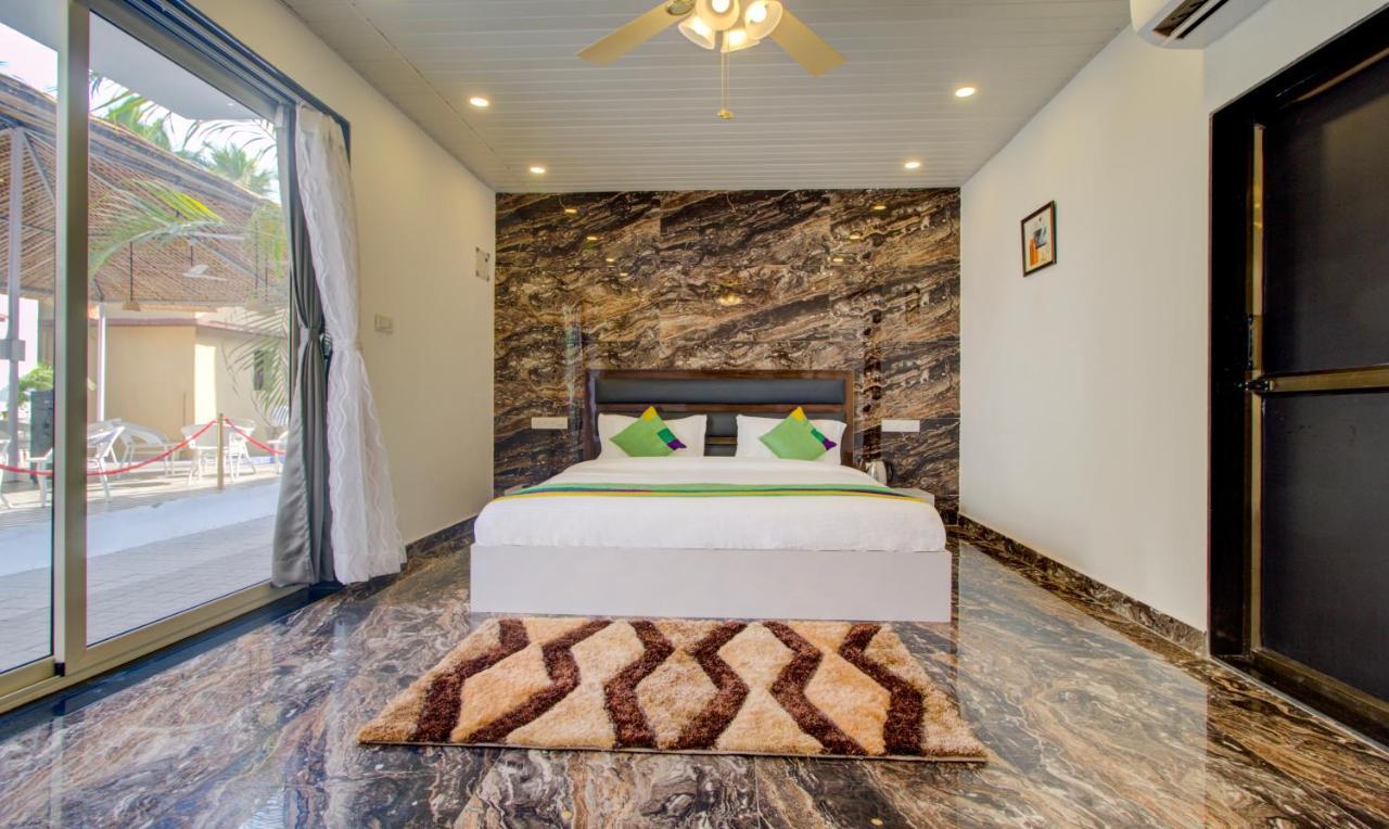 Treebo Code Red Hotel Morjim Luaran gambar