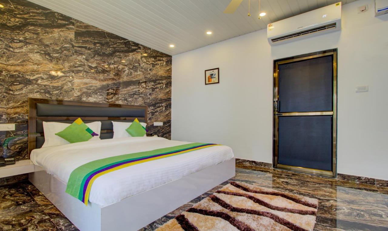 Treebo Code Red Hotel Morjim Luaran gambar