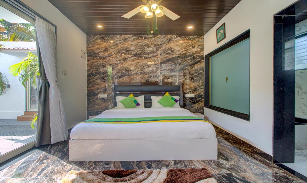 Treebo Code Red Hotel Morjim Luaran gambar