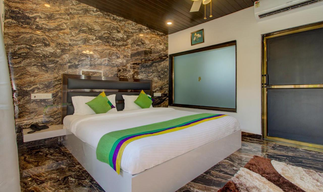 Treebo Code Red Hotel Morjim Luaran gambar