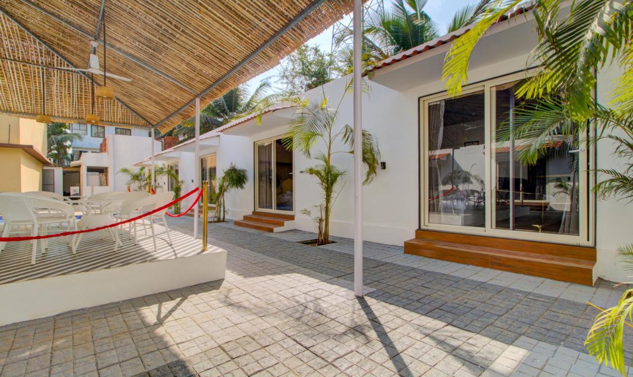 Treebo Code Red Hotel Morjim Luaran gambar