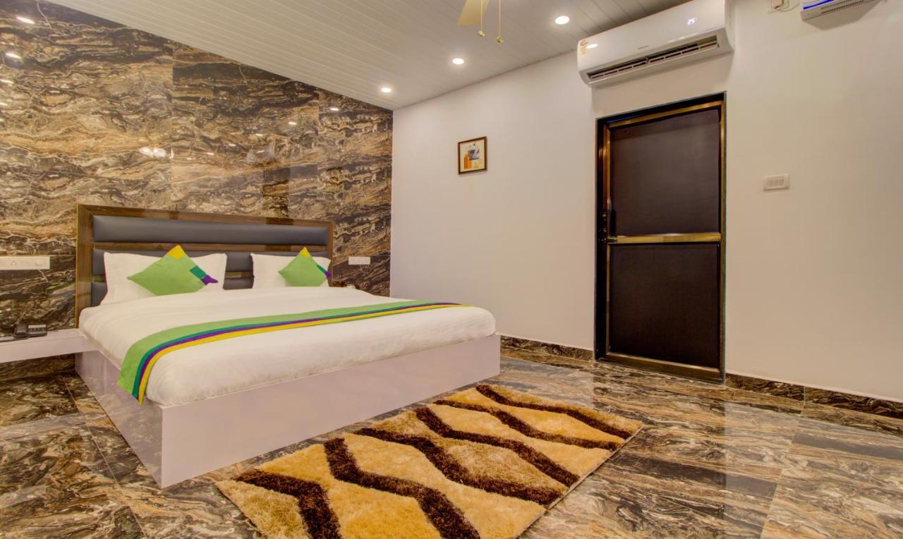 Treebo Code Red Hotel Morjim Luaran gambar