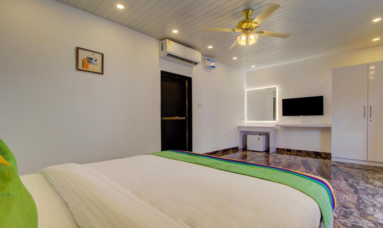 Treebo Code Red Hotel Morjim Luaran gambar
