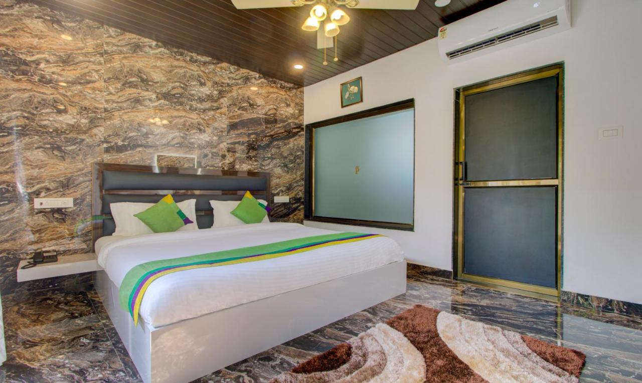 Treebo Code Red Hotel Morjim Luaran gambar
