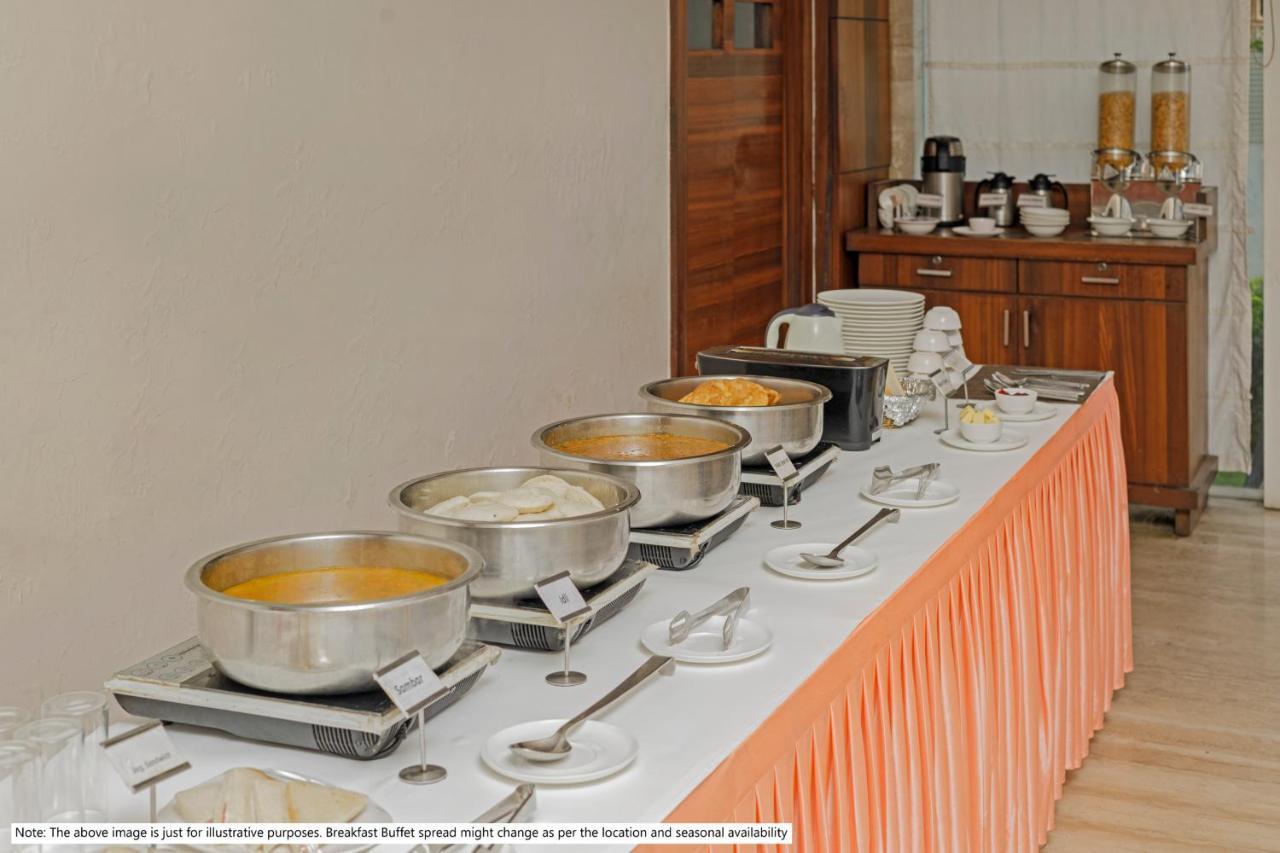 Treebo Code Red Hotel Morjim Luaran gambar